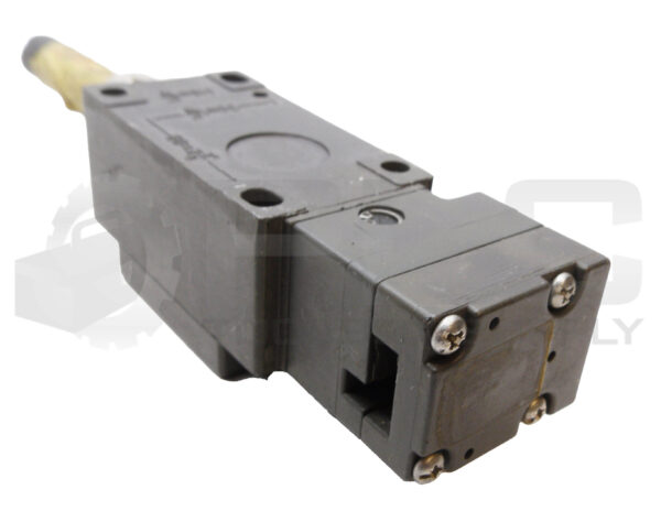EUCHNER NZ1VZ-528E-M SAFETY SWITCH 4A 230V - Image 3
