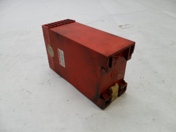 ALLEN BRADLEY 440R-C23018 /A  SAFETY RELAY UNIT 110VAC - Image 3