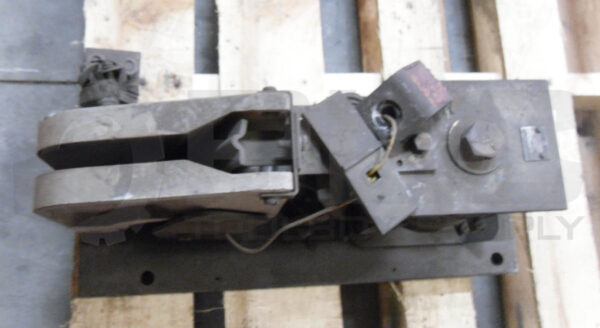 GENERAL ELECTRIC IC2800Y103D2 DC CONTACTOR 600V 600A W/ 22D136G2 COIL 240VDC - Image 4
