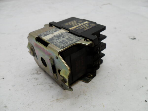 ALLEN BRADLEY 700-NT400A1 /C TIME DELAY UNIT W/ 700-N400A1 /C AC RELAY W/ 84AB6 - Image 3