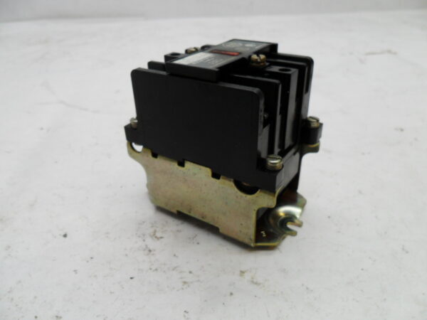 ALLEN BRADLEY 700-NT400A1 /C TIME DELAY UNIT W/ 700-N400A1 /C AC RELAY W/ 84AB6 - Image 4