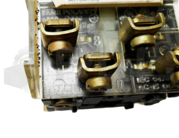 ALLEN BRADLEY 800T-N2KF4 /T SELECTOR SWITCH W/ (2) 800T-XA /D CONTACT BLOCK - Image 4