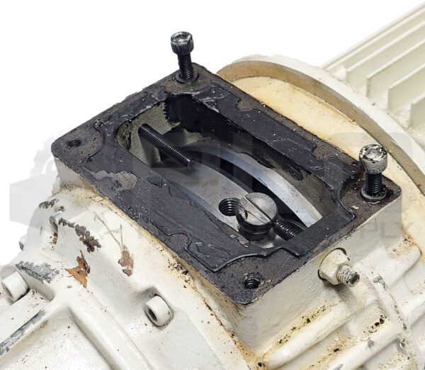 LENZE 9050143 IP55 IC411 IM3041 GEARMOTOR W/ 12.602.12.1.2 GEARBOX MISSING PARTS - Image 4