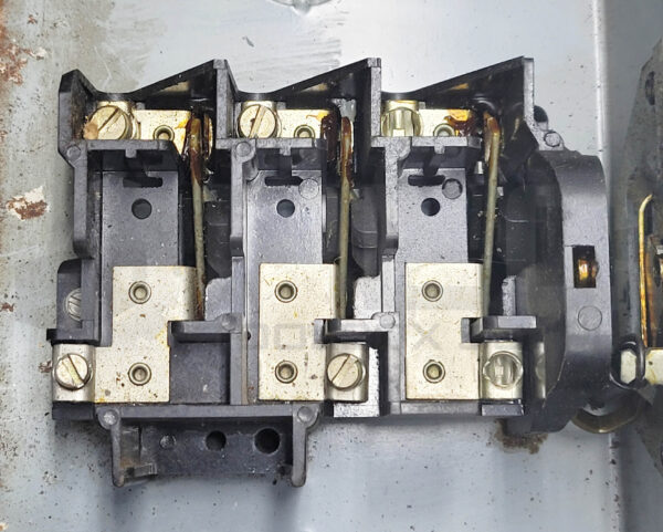 SQUARE D DU321 /E1 SAFETY SWITCH TYPE 1 30A 240VAC 1PH/3HP 3PH/7-1/2HP - Image 4