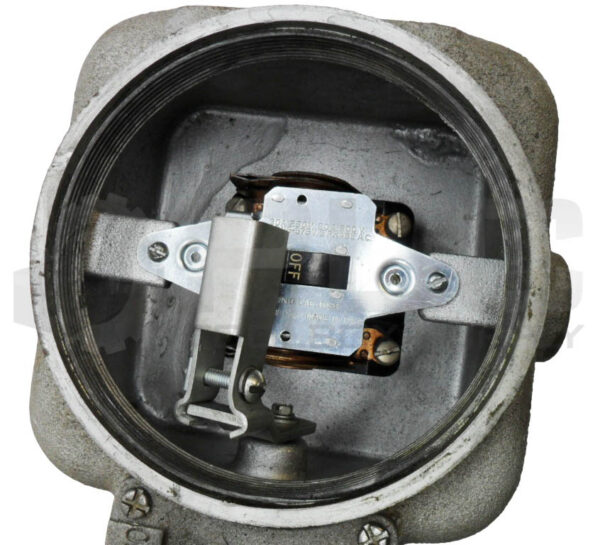 NEW CROUSE HINDS GUSC 2024 AH EXPLOSION PROOF SNAP SWITCH MODEL 2 575V - Image 5