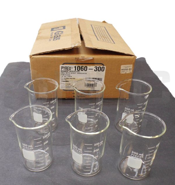 NEW PYREX 1060-300 BERZELIUS BEAKER W/ SPOUT TALL GRADUATED 1060
